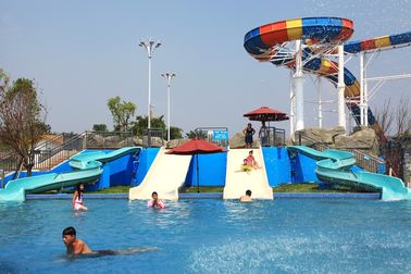 3 人のライダーの子供の水スライドの水公園装置カスタマイズされる、ピンク/オレンジ/青