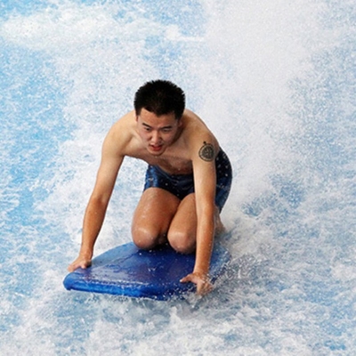 水公園装置のFlowrider水乗車、流れのライダーは乗ります