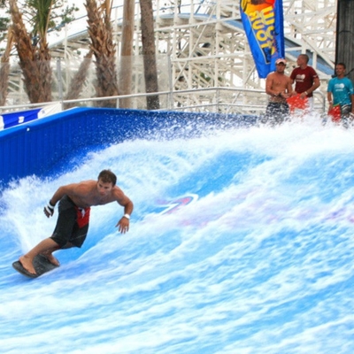 水公園装置のFlowrider水乗車、流れのライダーは乗ります