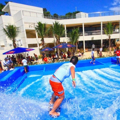 シミュレーターの流れのライダー板乗車をサーフする水遊園地のスポーツのゲーム