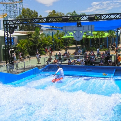 取り除かれるのための 2 つのサーファーの Flowrider 水乗車新しい水魅力
