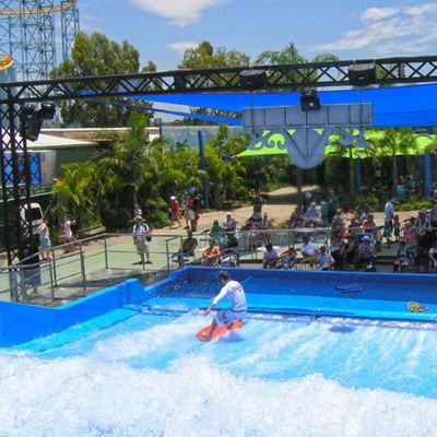 フローライダー 水上サーフィンシミュレーター 時速160-240人のライダー, 37KWのサーフィンエンジン, 150,000リットルのタンク容量