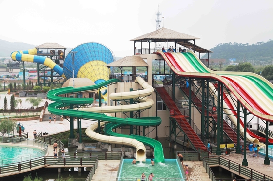 多彩な水公園装置、大きい水公園のための水スライドをいかだで運んでいる家族