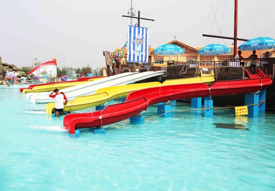 電流を通された鋼鉄サポートが付いているカスタマイズされた子供水スライドの遊園地のゲーム