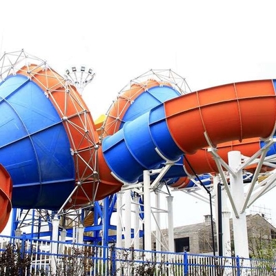 家族のゲーム最も速い水公園水スライド、癇癪水スライドをたどって行っている人々