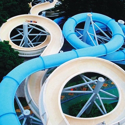 Waterparkの螺線形のスライド、FRP水公園は巨大な水公園のための滑りましたり/Cuustomized水スライド