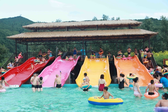 3 人のライダーの子供の水スライドの水公園装置カスタマイズされる、ピンク/オレンジ/青