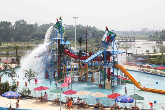 Waterpark のスライドおよびおかしい水バケツが付いている耐久の水の運動場