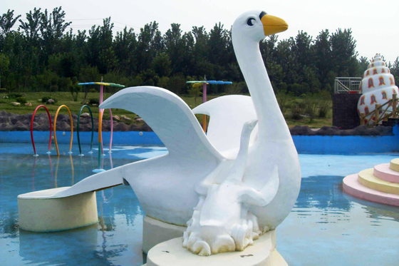 子供の水の演劇のために形づく白鳥が付いているおかしいガラス繊維水公園のスライド