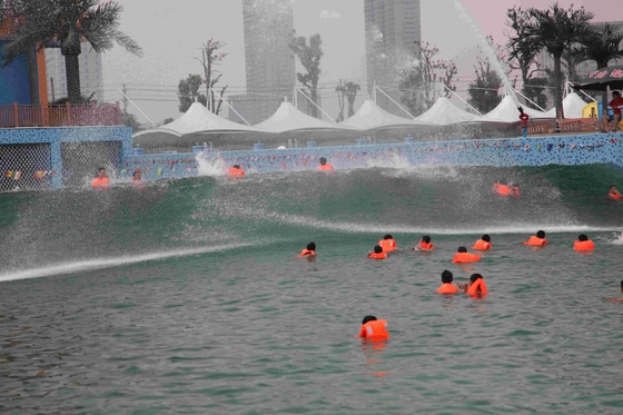 水公園の波のプール装置、家族の楽しみのためのWaterparkの波機械
