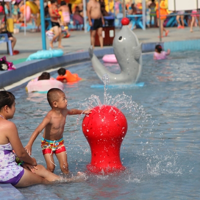 プールの子供/子供の楽しみのためのカスタマイズされたコイのカートンのスプレー公園装置