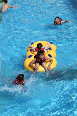 横に高圧空気ポンプ水公園の不精な川の早く流れる水