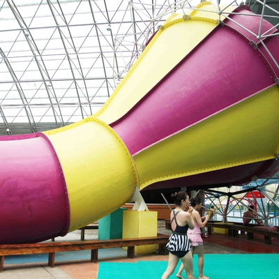 家族相互水演劇のための地面のプール水スライドの上の子供の waterslide