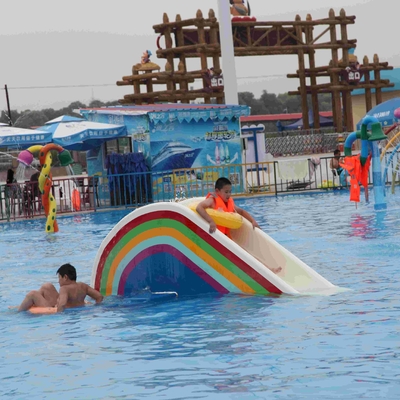 商業虹橋ガラス繊維水公園のプールは子供のために滑ります