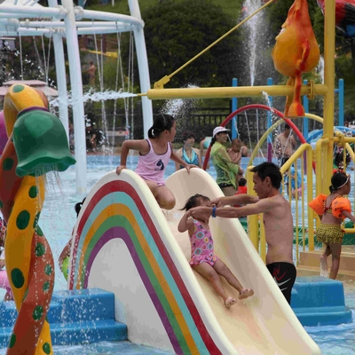 商業虹橋ガラス繊維水公園のプールは子供のために滑ります