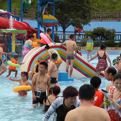 商業虹橋ガラス繊維水公園のプールは子供のために滑ります