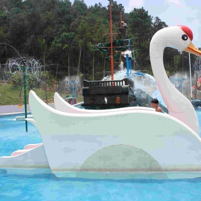屋内か屋外の白い白鳥のガラス繊維のプールのスライド、水遊園地は水スライドをからかいます