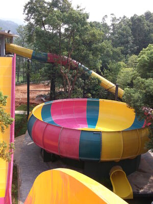 耐久性のある水上公園設備 ステンレス鋼のサポートとカスタマイズされた色オプションのスーパーボウルスライドデザイン
