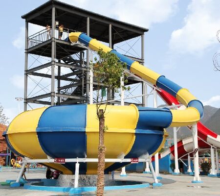 スペースボウルウォータースライダー、プラットフォーム高さ10.65m、定員180名、溶融亜鉛めっき鋼構造