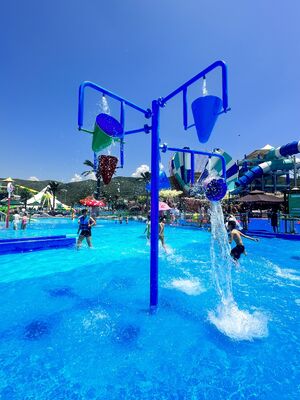 ホットディップ亜鉛メッキ鋼構造、耐腐食性グラスファイバー製流し、浅水安全設計を備えた子供用水遊び遊具