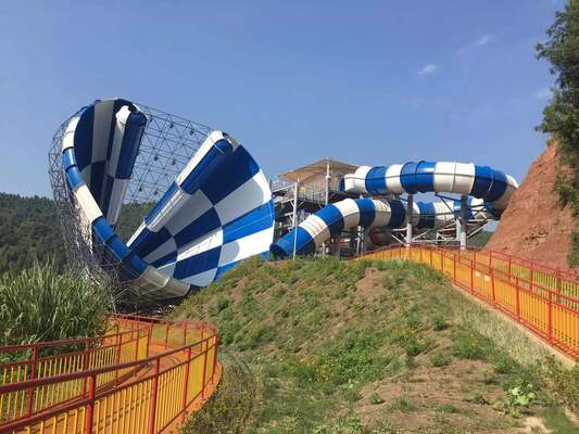 15mプラットフォームからのAbyss Slide AB-01グラスファイバーウォータースライダー、4人用クローバーラフト、直径18mのホーンボディ付き